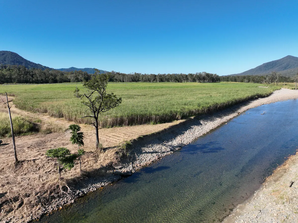 The ranges above a river and its floodplain